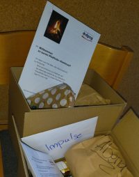 Pfadfinder Abenteuer-Box: Verpackte Inhalte der Box im Karton kurz vor dem einpacken.