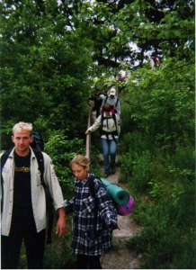 Steve am Ende einer schmalen Treppe im Wald
